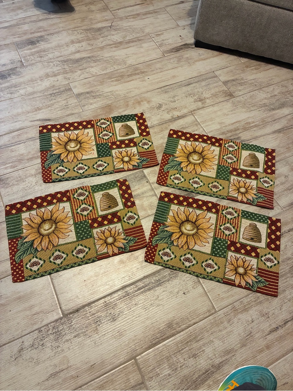 4 SUNFLOWER AND HONEY BEES TAPESTRY PLACEMATS